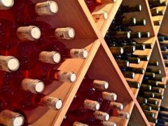 Власти награждают долгожителей большим запасом вина