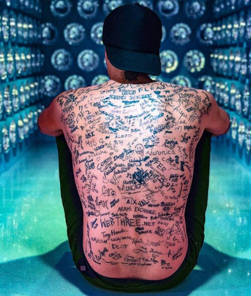 На спине рекордсмена имеется самое большое количество татуировок-автографов