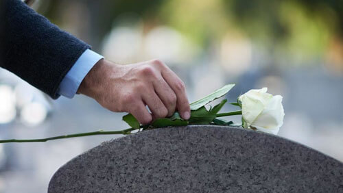 Мстительная вдова заказала для покойного мужа надгробие с неприятной правдивой надписью