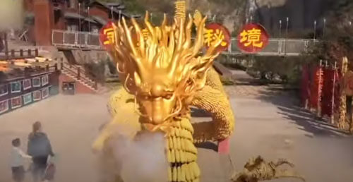 Золотой дракон, сделанный из кукурузы, удивляет любителей необычного искусства