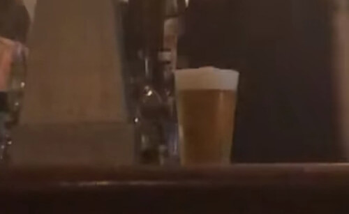Наливая пиво в стакан, бармен основательно помучился
