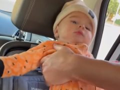 Малыш в машине веселит родителей временным окоченением