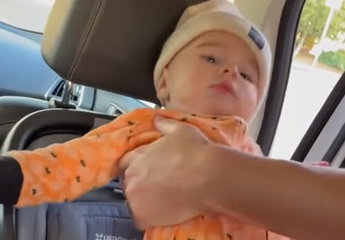 Малыш в машине веселит родителей временным окоченением