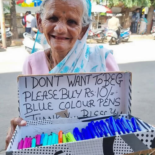 Старушка отказывается просить милостыню и вместо этого продаёт ручки