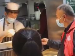 Владельцы кафе угощают борцов с пандемией бесплатной лапшой