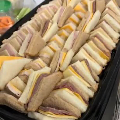 Заказчицу удивил и насмешил набор странных сэндвичей
