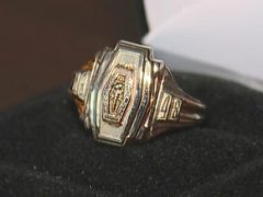 Потерянное выпускное кольцо было найдено и вернулось к вдове владельца