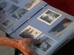 Старые фотоальбомы, оказавшиеся в мусоре, вернулись к владелице