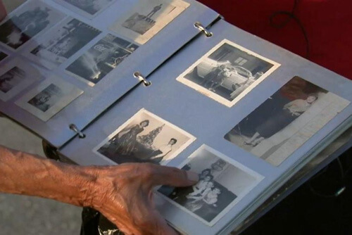 Старые фотоальбомы, оказавшиеся в мусоре, вернулись к владелице