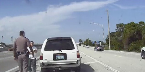 Отличная реакция помогла дорожному полицейскому избежать гибели на шоссе