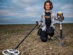 Девочка с металлоискателем нашла клад древних топоров