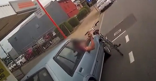 Водитель одновременно справился и с машиной, и с велосипедом, но был оштрафован