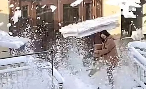 Женщина попала под снежную лавину возле подъезда