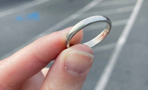 Потерявшееся обручальное кольцо нашлось вовсе не там, где ожидалось