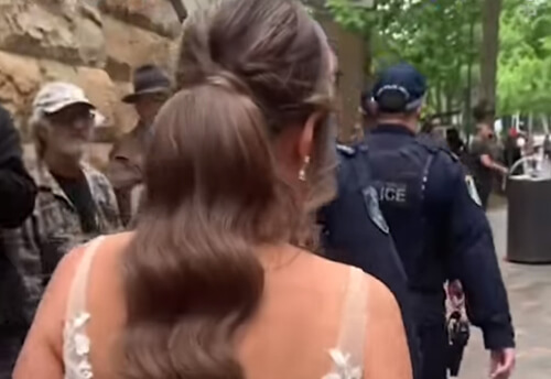 Из-за протестующих, перекрывших дорогу, невесте пришлось идти на свадьбу пешком
