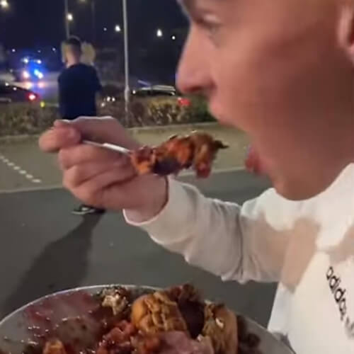 Посетитель, эвакуированный из загоревшегося ресторана, прихватил с собой еду