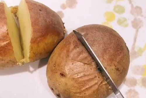 Кулинар уверен, что приготовление картошки в мундире невозможно без ложки