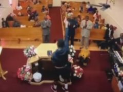 Пастор скрутил преступника, размахивавшего пистолетом во время богослужения