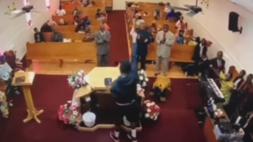 Пастор скрутил преступника, размахивавшего пистолетом во время богослужения