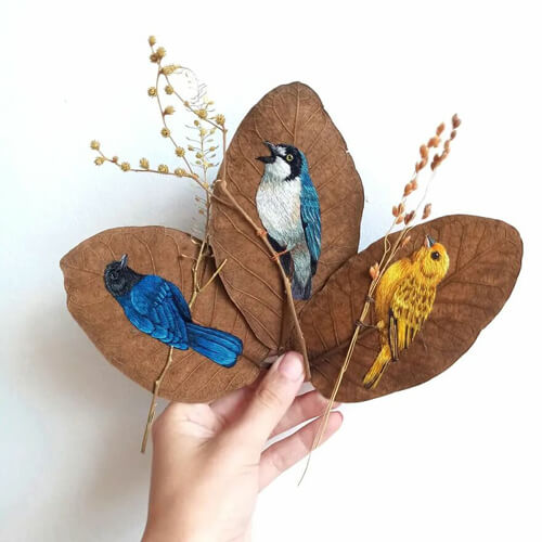 Художница использует сухие листья, чтобы вышивать на них птиц