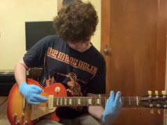 Музыкант выяснил, сколько перчаток не нужно надевать во время игры на гитаре