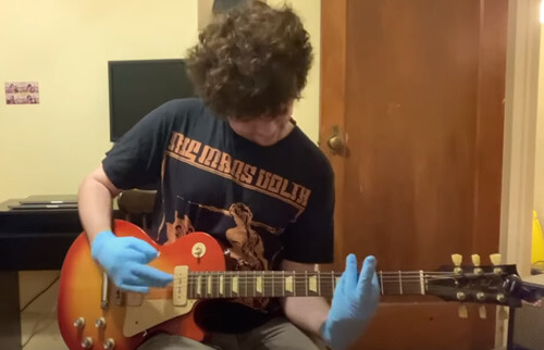 Музыкант выяснил, сколько перчаток не нужно надевать во время игры на гитаре
