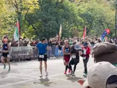 Упавший бегун сумел закончить марафон благодаря помощи добрых людей