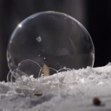 Мастерица научилась замораживать мыльные пузыри