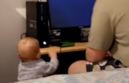 Чтобы привлечь внимание отца, малыш выключил игровую приставку посередине игры