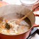 Очищенная картошка помогает хозяйке решить проблему пересоленного супа