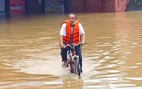 Чудак прокатился на велосипеде по затопленной улице