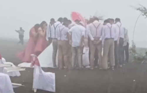 Жених с невестой обменялись свадебными клятвами несмотря на тайфун