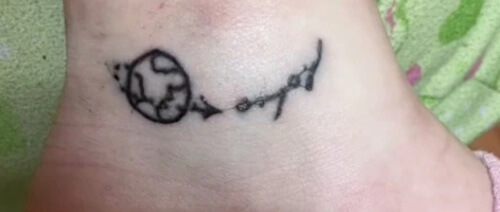 Вместо изящной татуировки клиентка получила странные каракули, как будто нарисованные фломастером