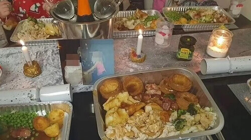 Ленивый хозяин сервировал праздничный стол посудой из фольги, чтобы не мыть тарелки