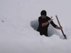 Чтобы добраться до погребов с сыром, супругам приходится копаться в снегу