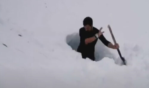 Чтобы добраться до погребов с сыром, супругам приходится копаться в снегу
