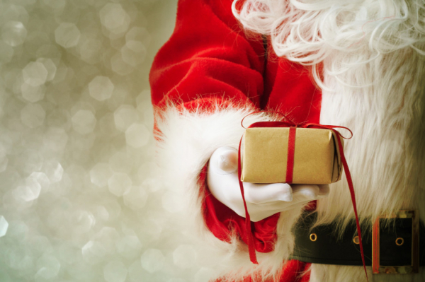 «Попросил стишок и отжаться»: веселые байки про Деда Мороза