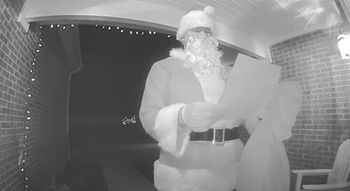 Санта-Клаус, пришедший к детям, заявил, что они непослушные и не получат подарков
