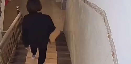 Женщина не поняла принцип работы лифта с двумя дверями
