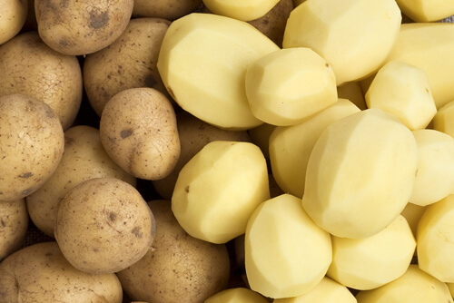 Очищенная картошка помогает хозяйке решить проблему пересоленного супа