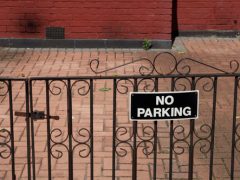 Соседи, которым запретили пользоваться чужим парковочным местом, называют домовладелицу бессердечной
