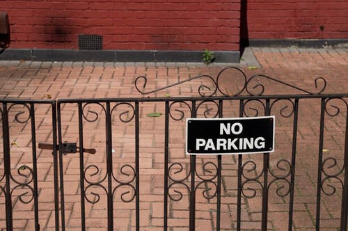 Соседи, которым запретили пользоваться чужим парковочным местом, называют домовладелицу бессердечной