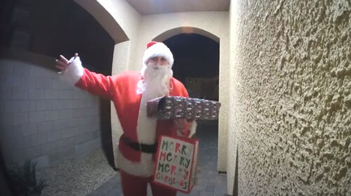 Санта-Клаус, оставляя детям подарки, исчезает раньше, чем они успевают с ним познакомиться