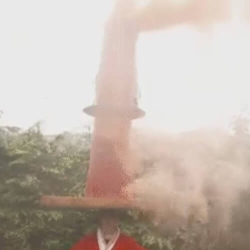 Силач в костюме Санта-Клауса удержал на голове дымоход