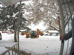 Добряк почистил снег всем людям, живущим по соседству
