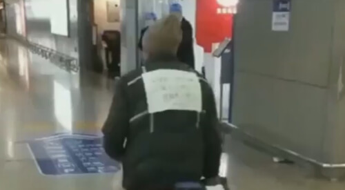 Пожилой авиапассажир получил много внимания благодаря записке на спине