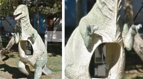 Уличный телефонный аппарат поместили в скульптуру динозавра