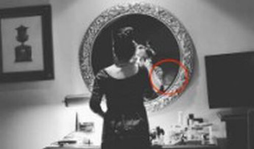 Фотографируясь в гостиничном номере, женщина запечатлела привидение в зеркале