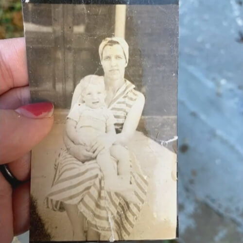 Женщина нашла старое фото, унесённое торнадо, и собирается вернуть его владельцу