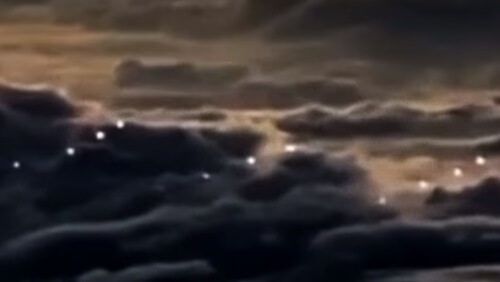 Пилот снял на видео флотилию странных летающих огоньков